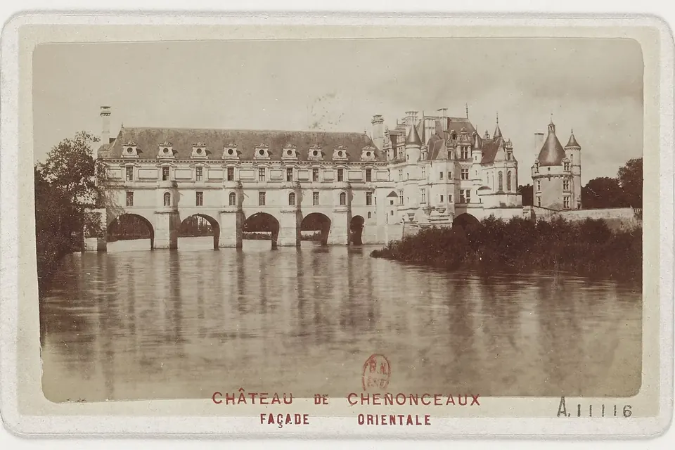 Photographie ancienne sépia du château de Chenonceau et de sa galerie à arches enjambant le Cher