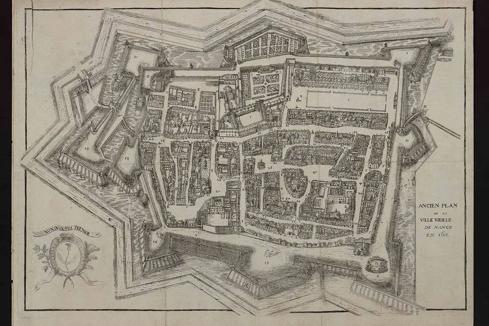 Plan gravé ancien d'une ville fortifiée aux rues serrées, entourée de bastions